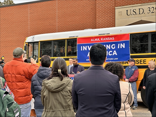 EPA reps visit Wabaunsee USD 329 to highlight Clean School Bus Program